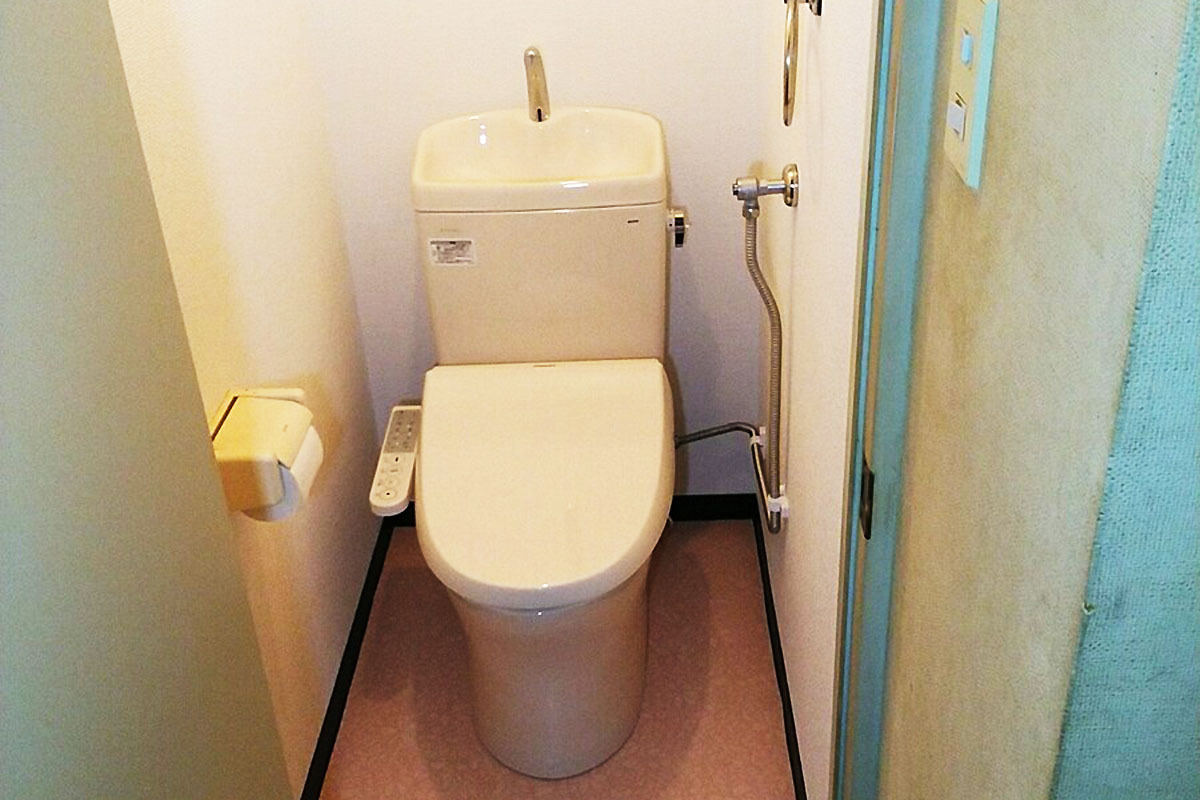 古いトイレと壁紙 クッションフロアをリフォーム 施工事例 クラシアン